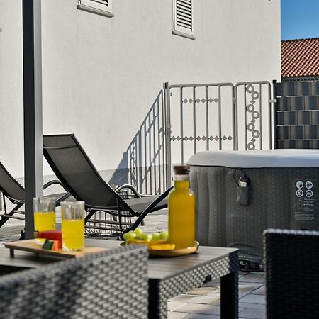 Luxury Apartment With Garden Jacuzzi And Wellness โตรกีร์ ภายนอก รูปภาพ