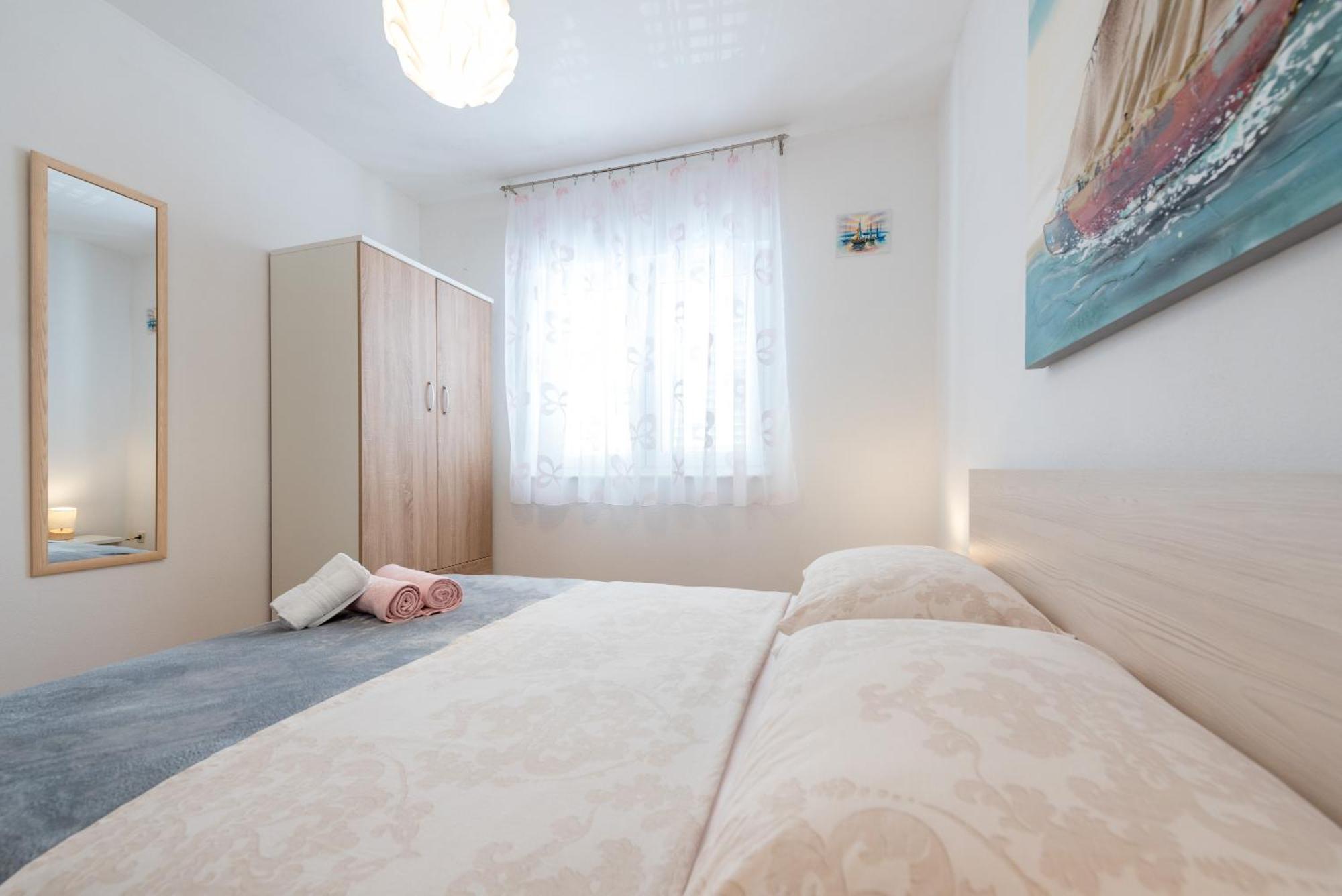Luxury Apartment With Garden Jacuzzi And Wellness โตรกีร์ ภายนอก รูปภาพ