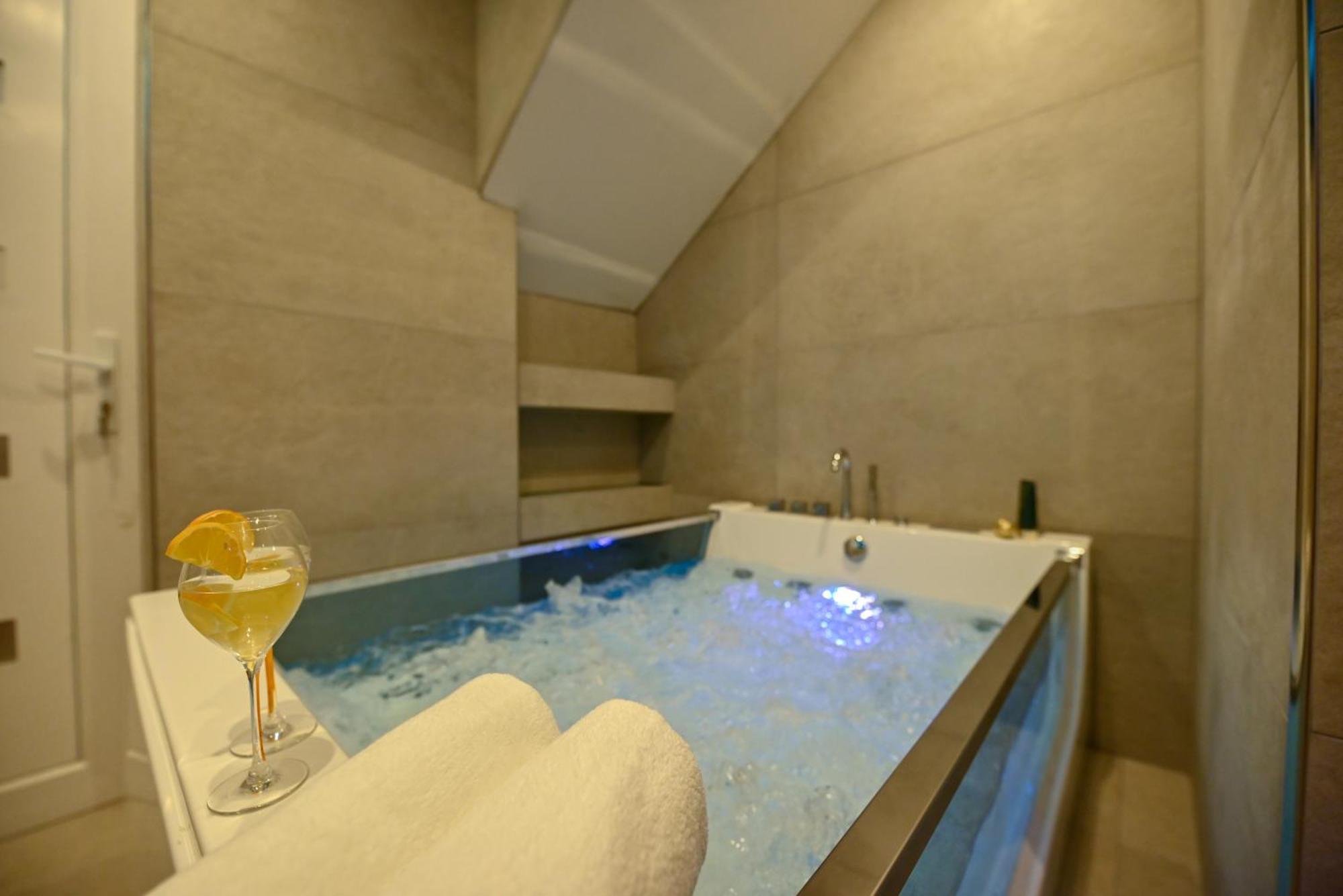 Luxury Apartment With Garden Jacuzzi And Wellness โตรกีร์ ภายนอก รูปภาพ