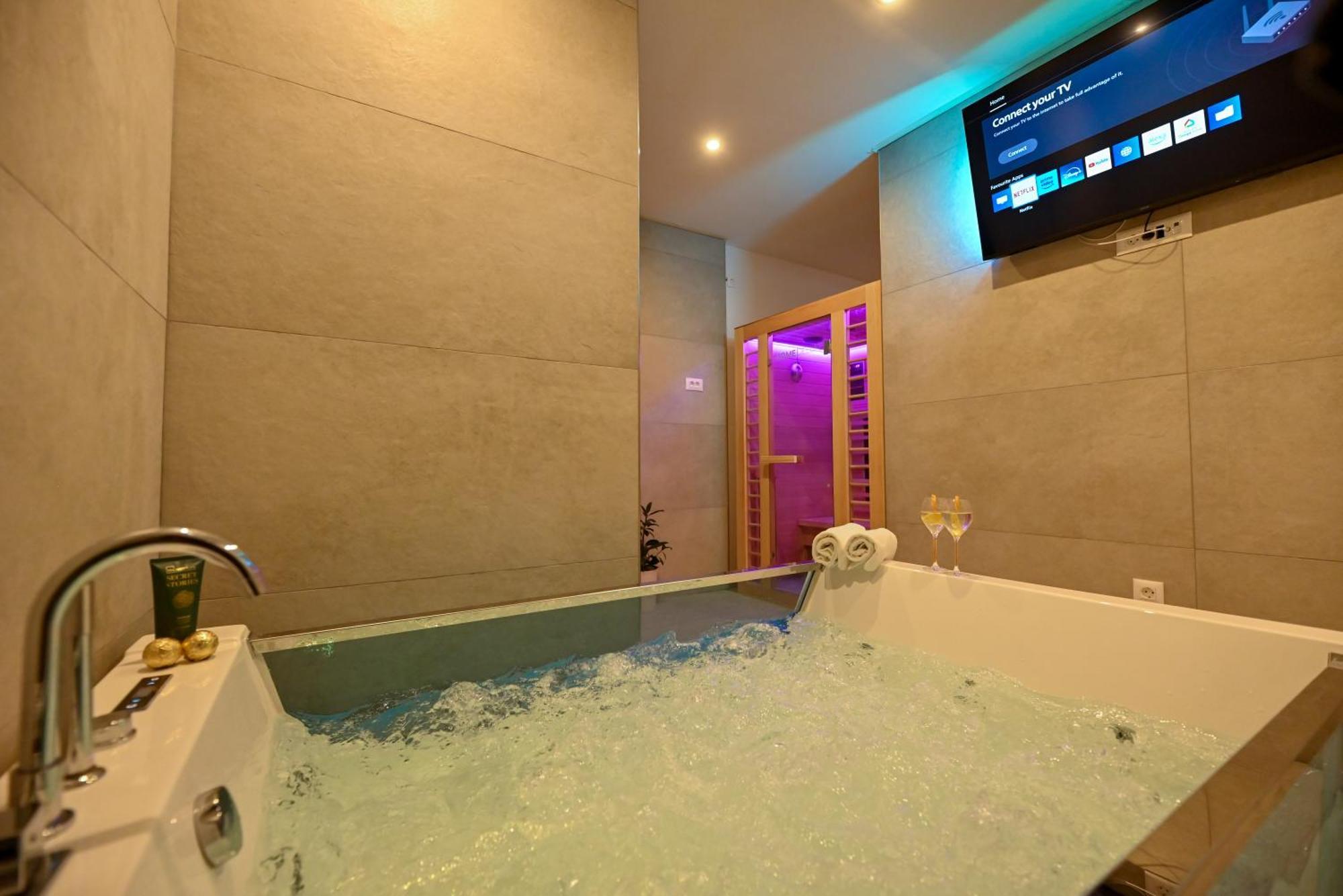 Luxury Apartment With Garden Jacuzzi And Wellness โตรกีร์ ภายนอก รูปภาพ