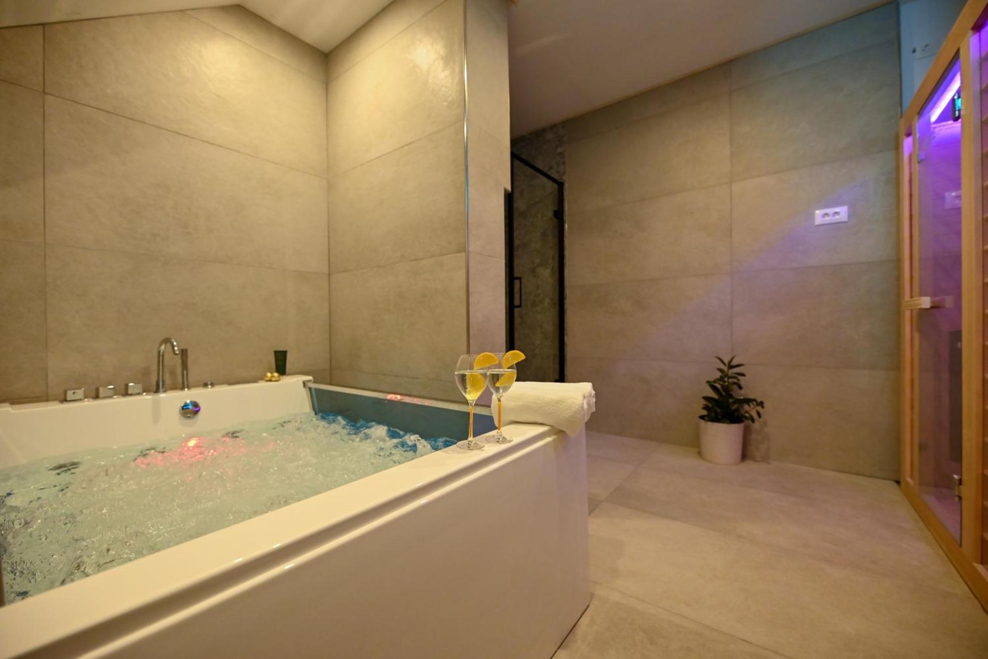 Luxury Apartment With Garden Jacuzzi And Wellness โตรกีร์ ภายนอก รูปภาพ