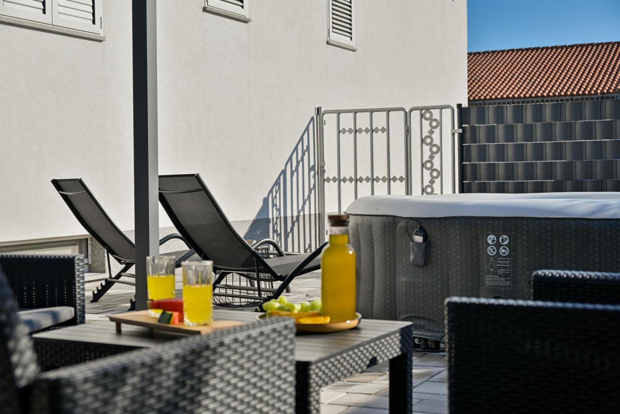 Luxury Apartment With Garden Jacuzzi And Wellness โตรกีร์ ภายนอก รูปภาพ