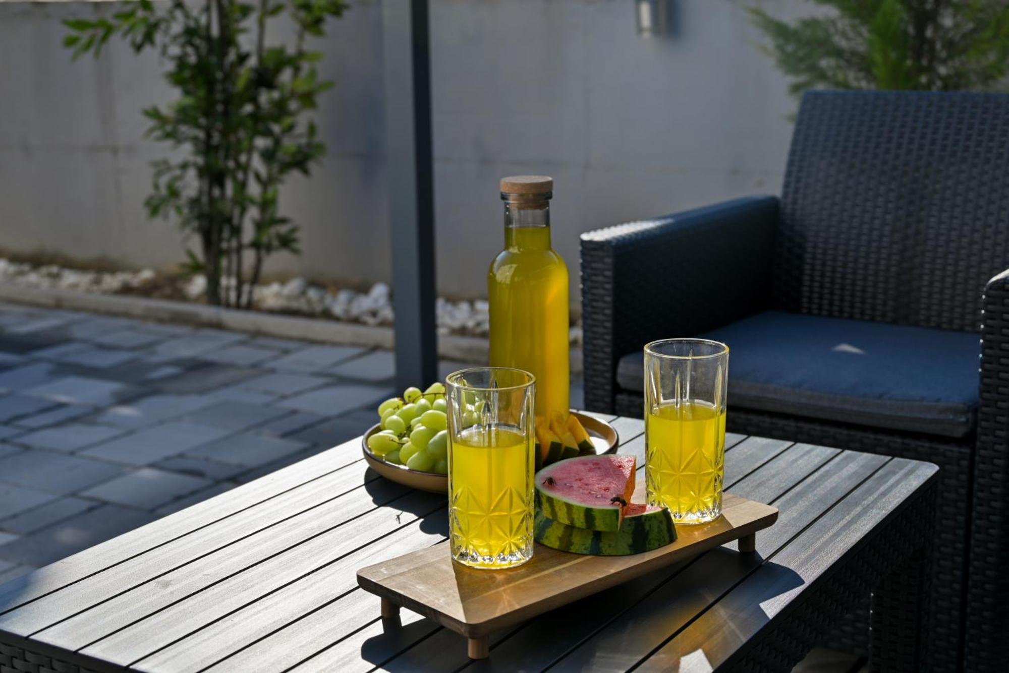Luxury Apartment With Garden Jacuzzi And Wellness โตรกีร์ ภายนอก รูปภาพ