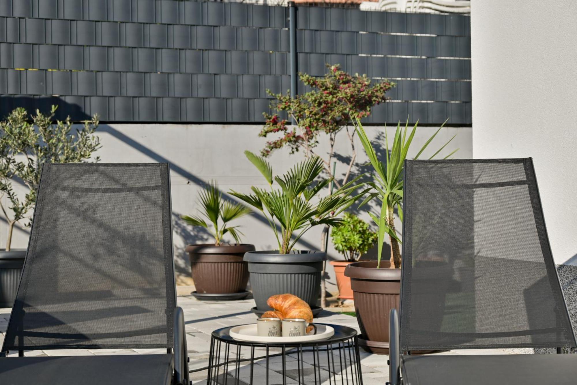 Luxury Apartment With Garden Jacuzzi And Wellness โตรกีร์ ภายนอก รูปภาพ