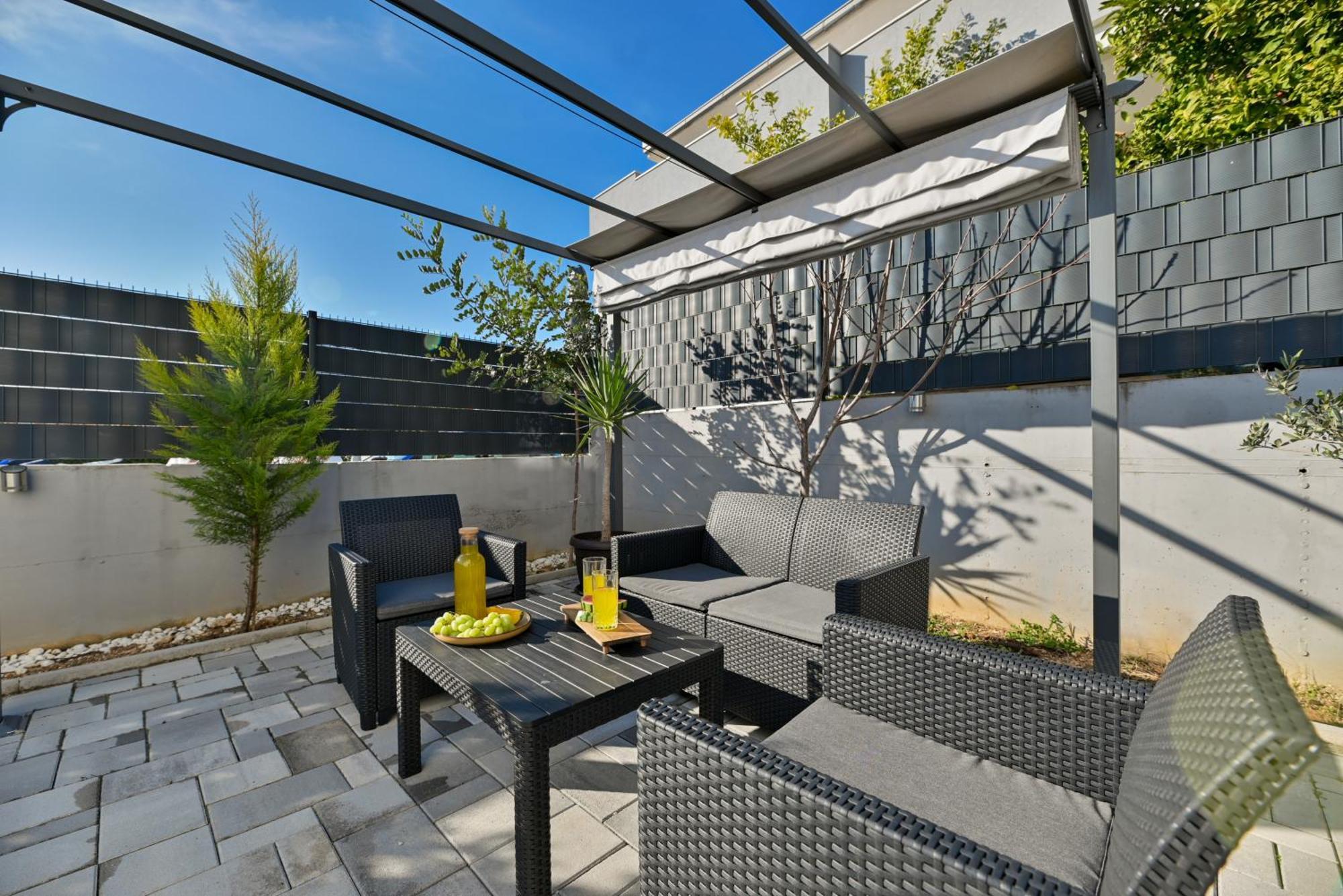 Luxury Apartment With Garden Jacuzzi And Wellness โตรกีร์ ภายนอก รูปภาพ