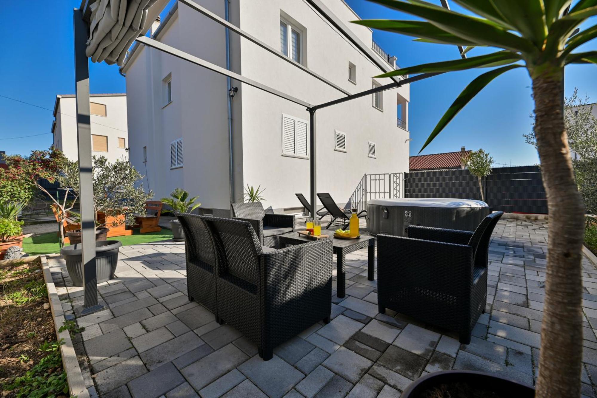Luxury Apartment With Garden Jacuzzi And Wellness โตรกีร์ ภายนอก รูปภาพ