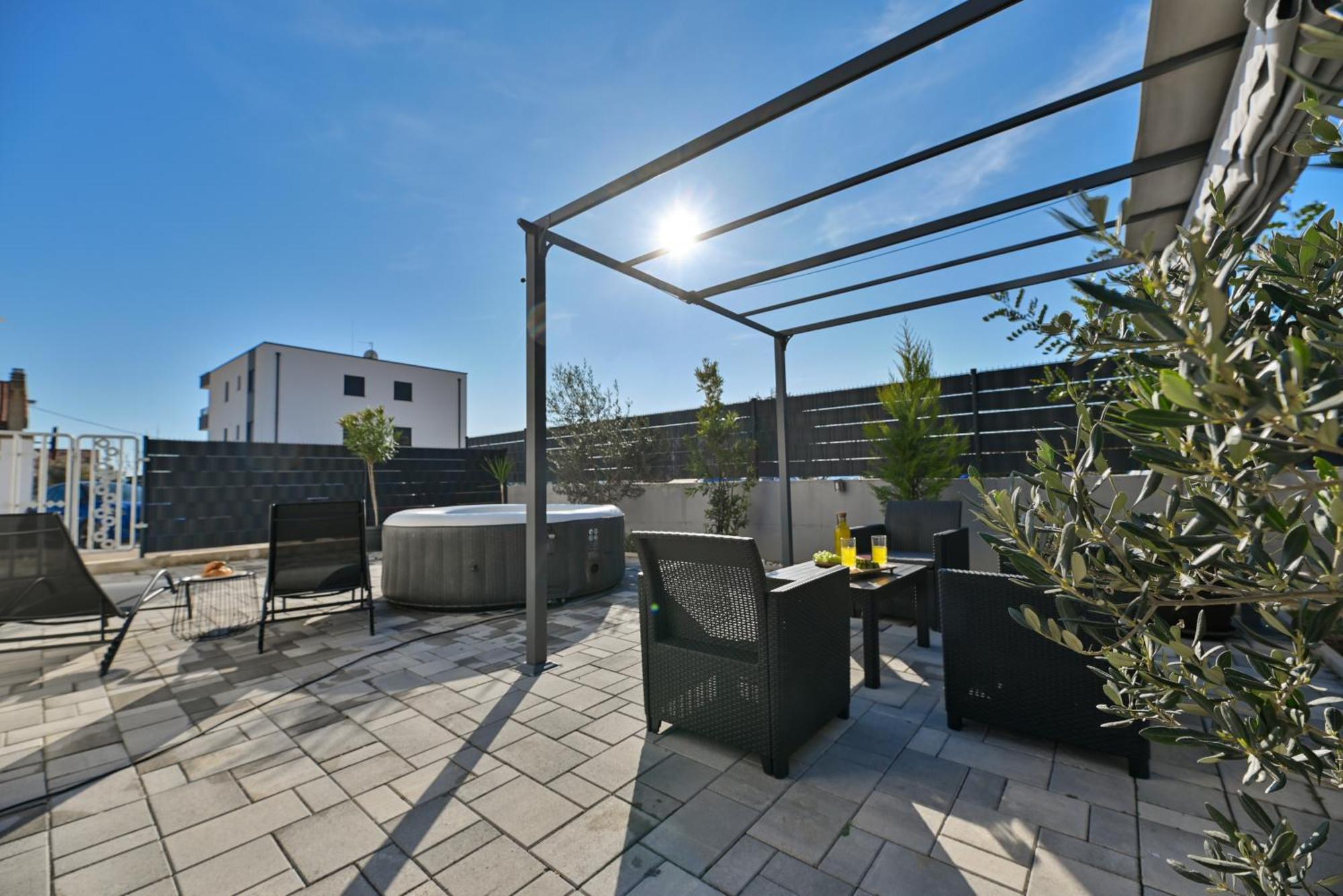Luxury Apartment With Garden Jacuzzi And Wellness โตรกีร์ ภายนอก รูปภาพ