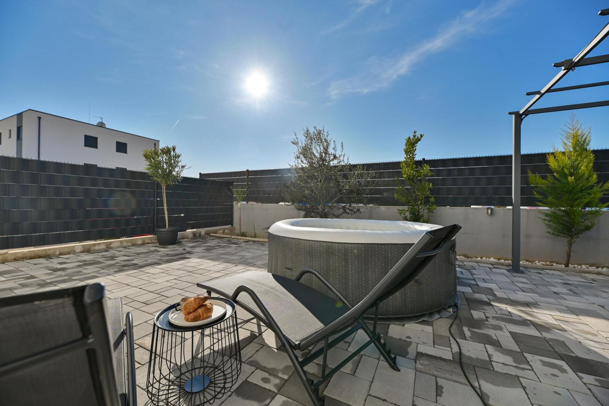 Luxury Apartment With Garden Jacuzzi And Wellness โตรกีร์ ภายนอก รูปภาพ