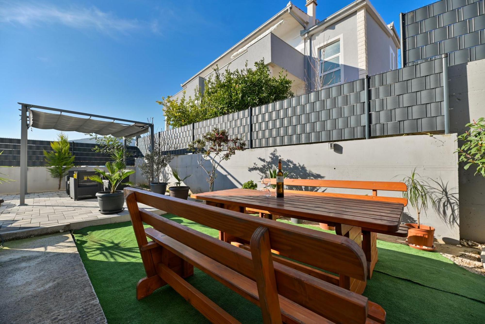 Luxury Apartment With Garden Jacuzzi And Wellness โตรกีร์ ภายนอก รูปภาพ