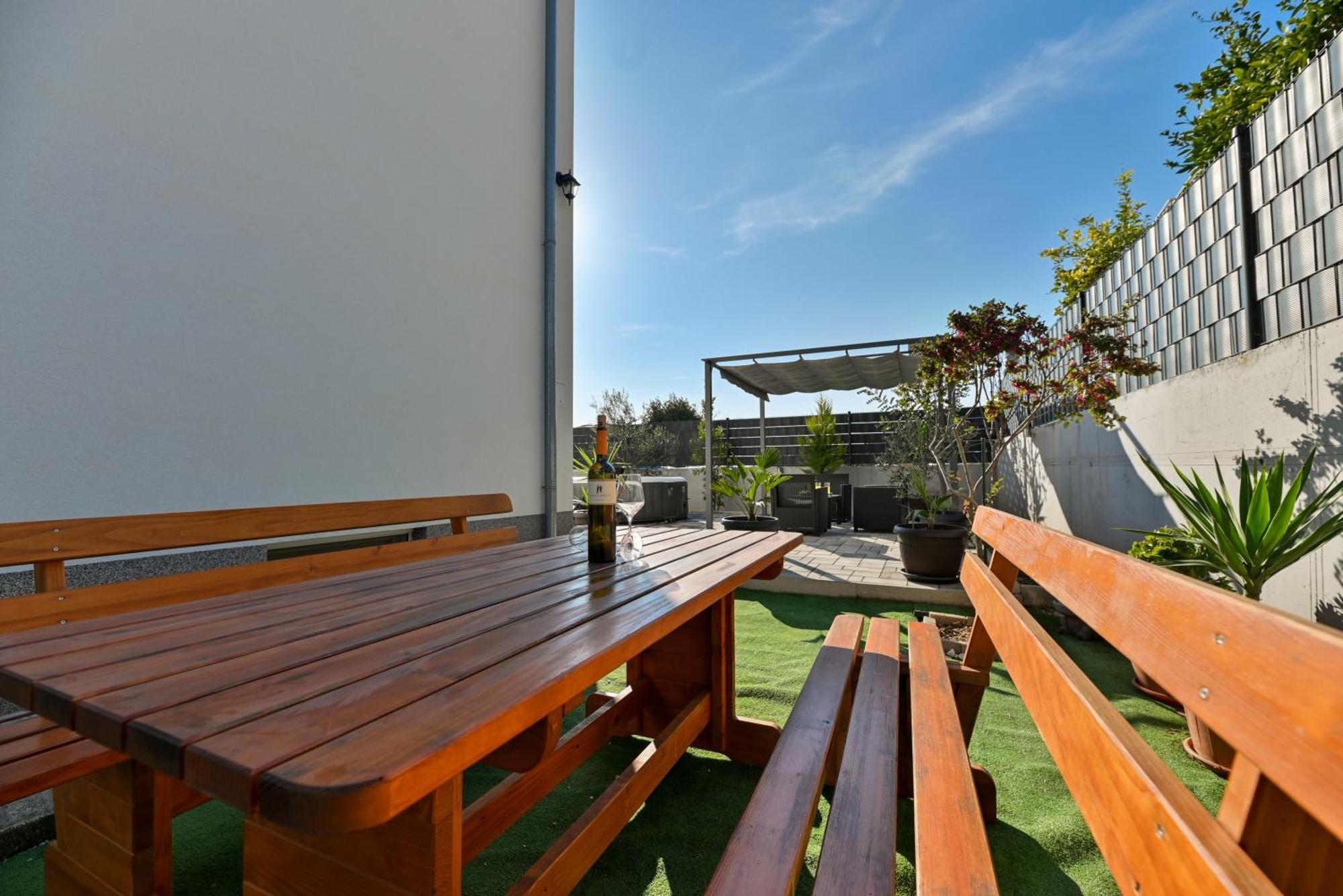 Luxury Apartment With Garden Jacuzzi And Wellness โตรกีร์ ภายนอก รูปภาพ