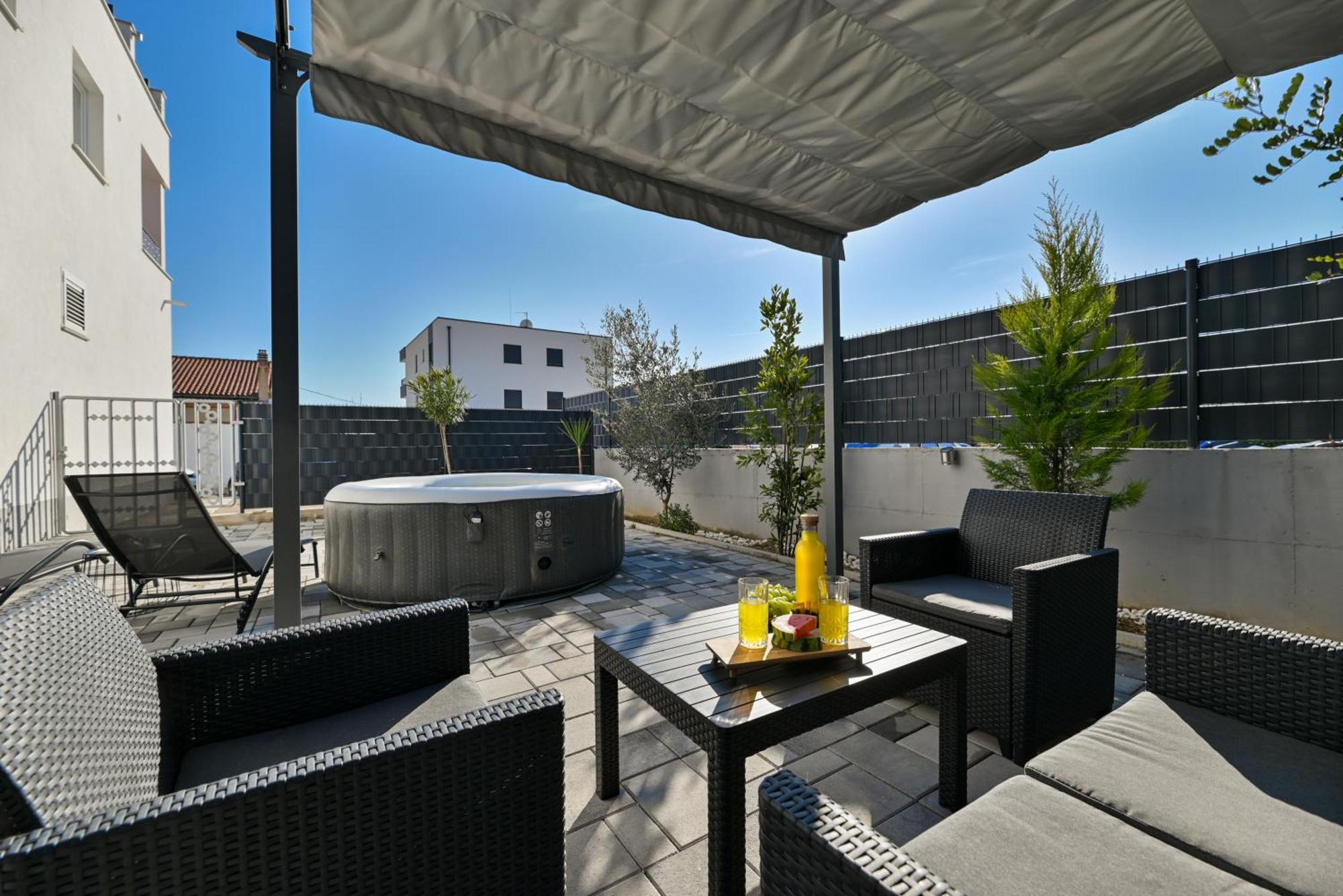 Luxury Apartment With Garden Jacuzzi And Wellness โตรกีร์ ภายนอก รูปภาพ