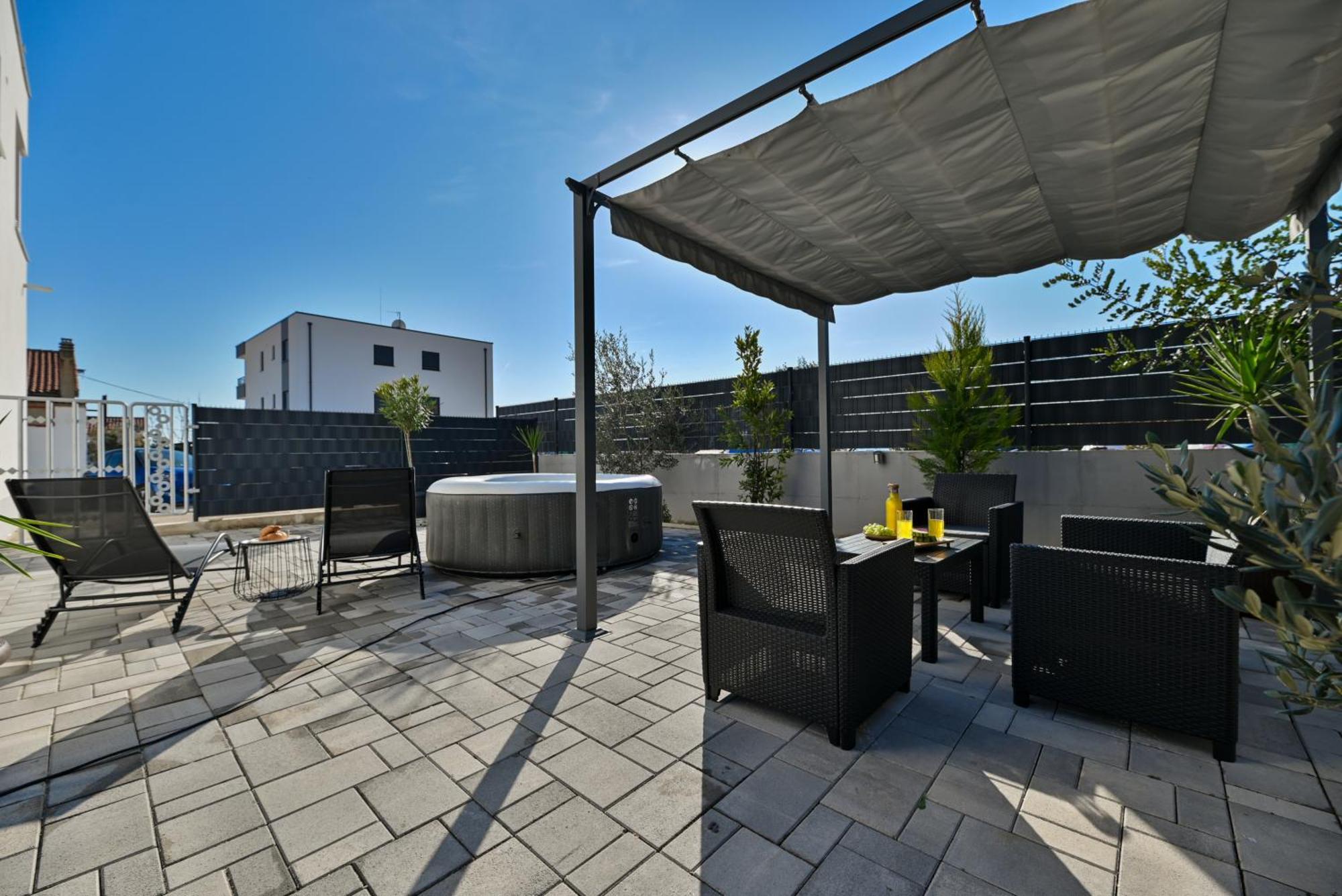 Luxury Apartment With Garden Jacuzzi And Wellness โตรกีร์ ภายนอก รูปภาพ