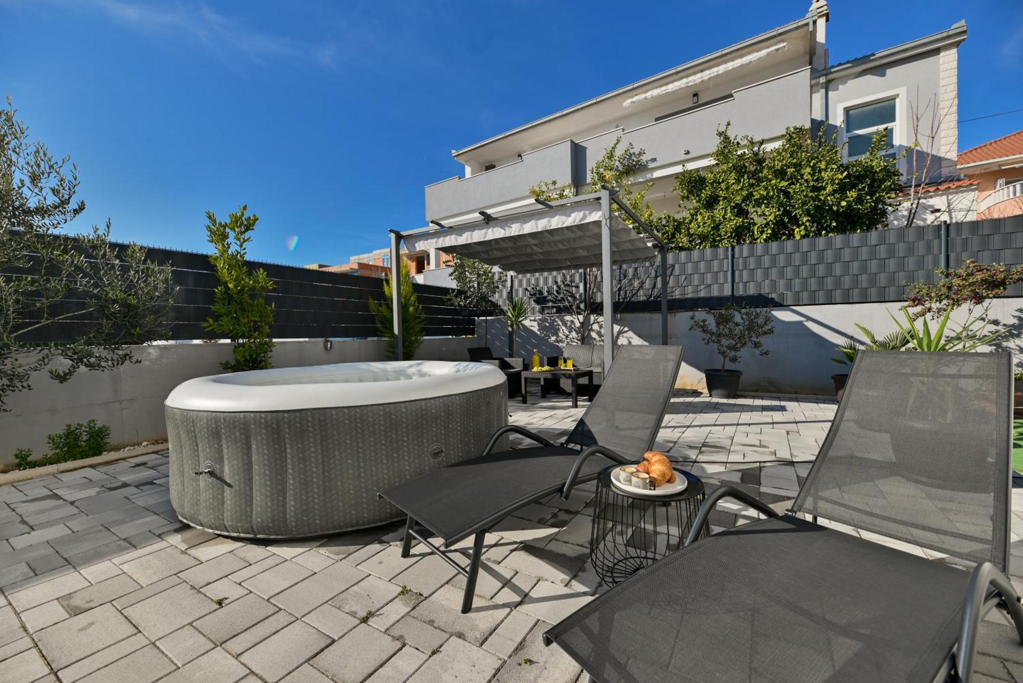 Luxury Apartment With Garden Jacuzzi And Wellness โตรกีร์ ภายนอก รูปภาพ