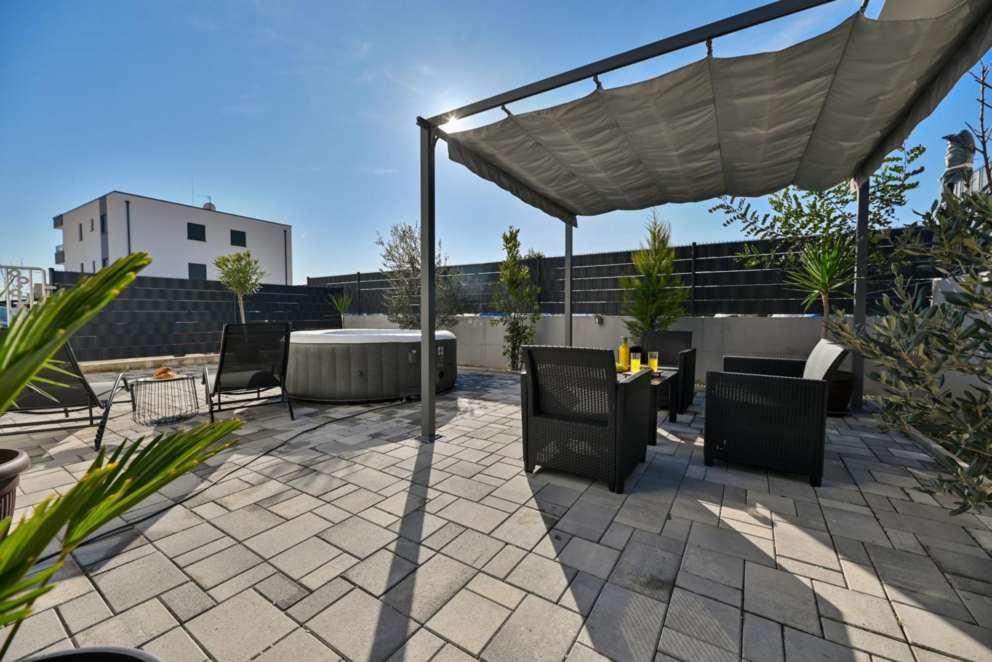 Luxury Apartment With Garden Jacuzzi And Wellness โตรกีร์ ภายนอก รูปภาพ