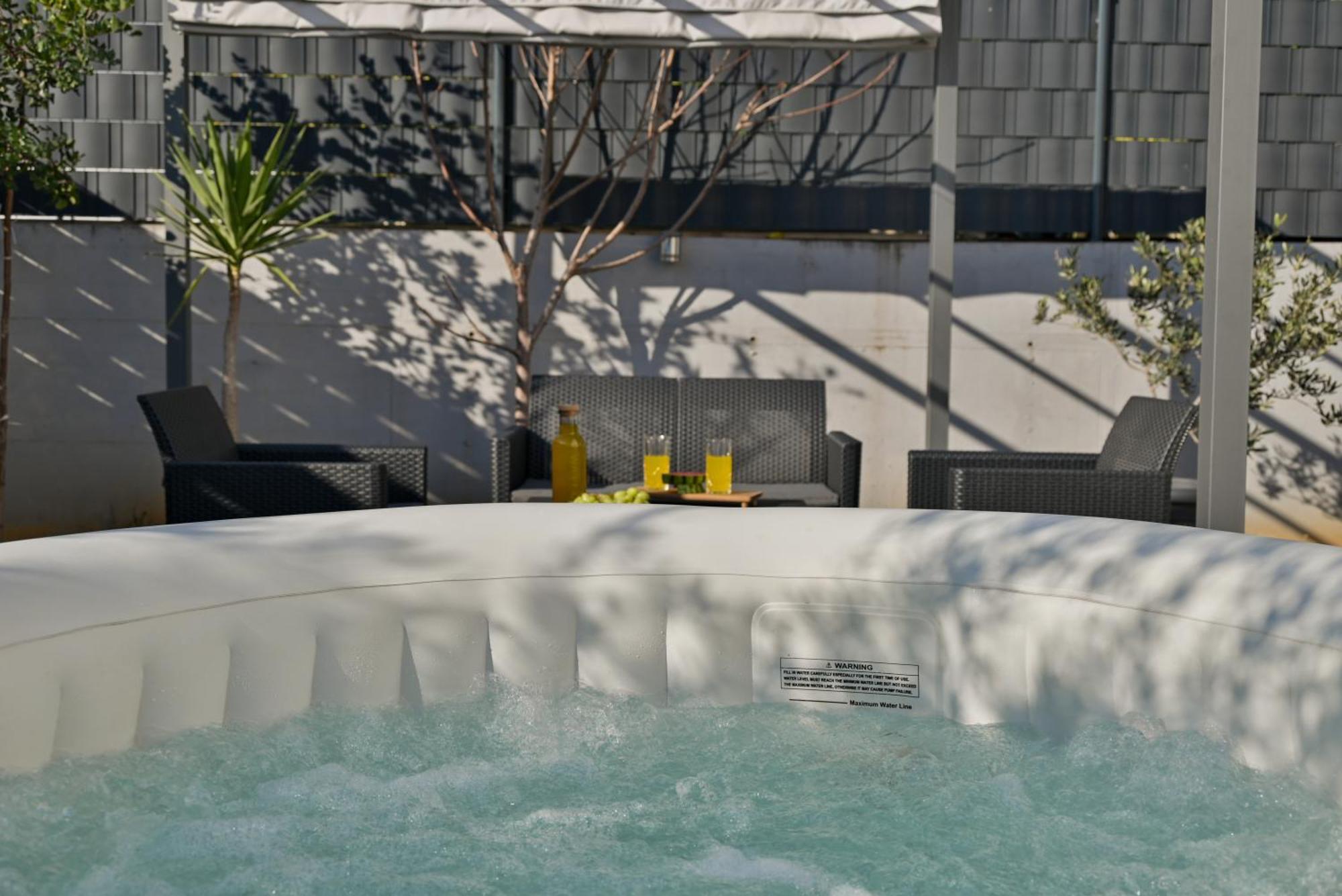 Luxury Apartment With Garden Jacuzzi And Wellness โตรกีร์ ภายนอก รูปภาพ