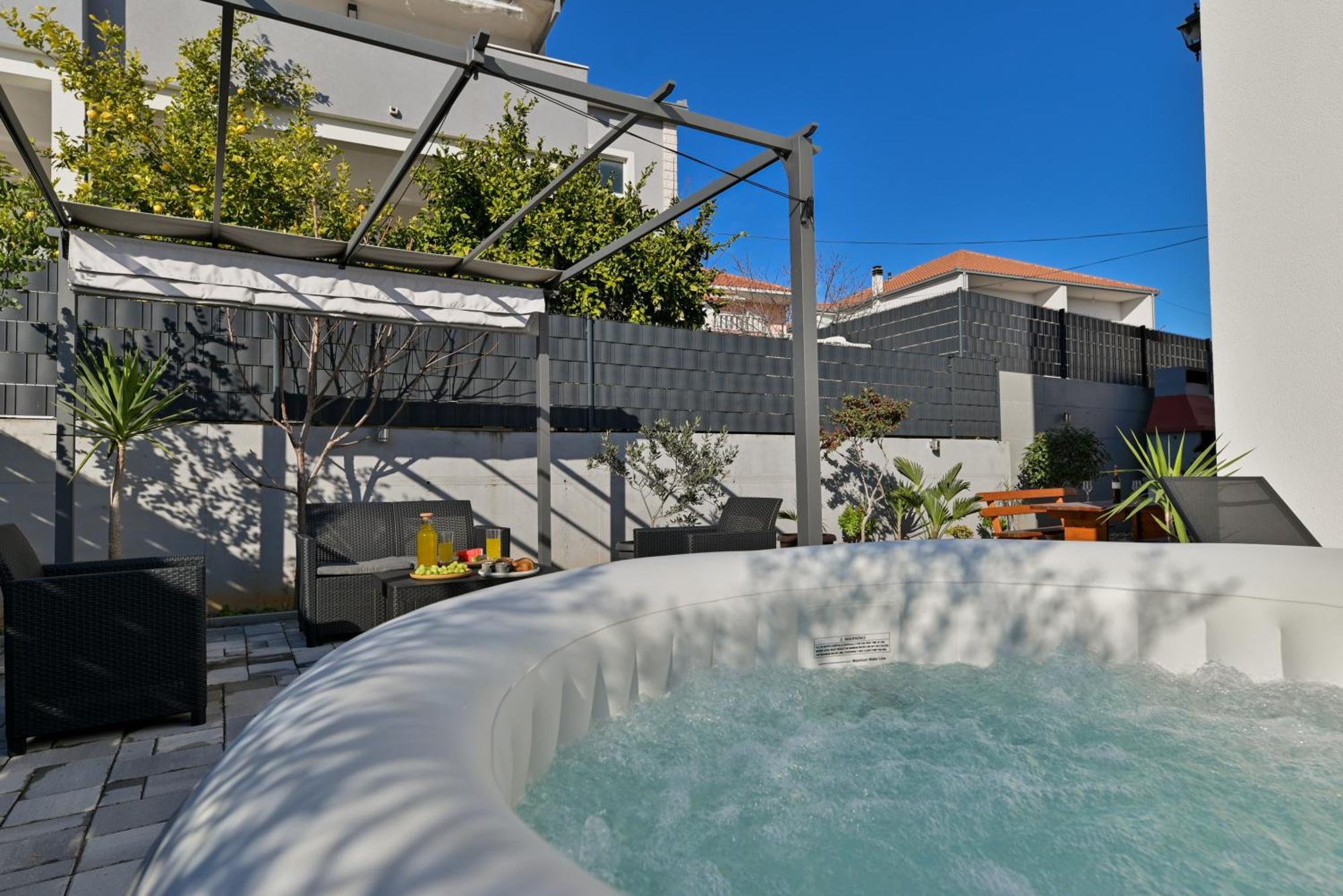 Luxury Apartment With Garden Jacuzzi And Wellness โตรกีร์ ภายนอก รูปภาพ