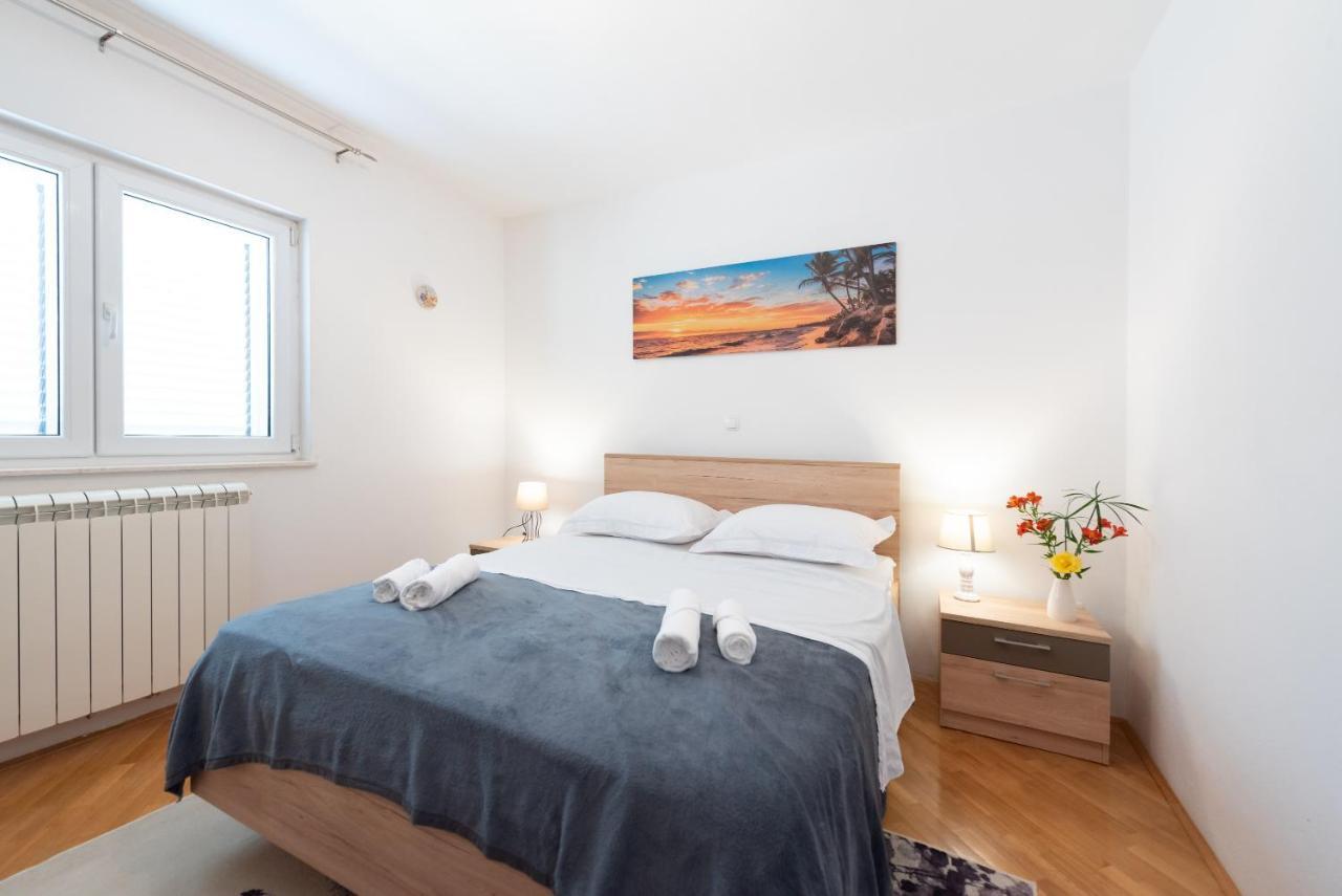 Luxury Apartment With Garden Jacuzzi And Wellness โตรกีร์ ภายนอก รูปภาพ