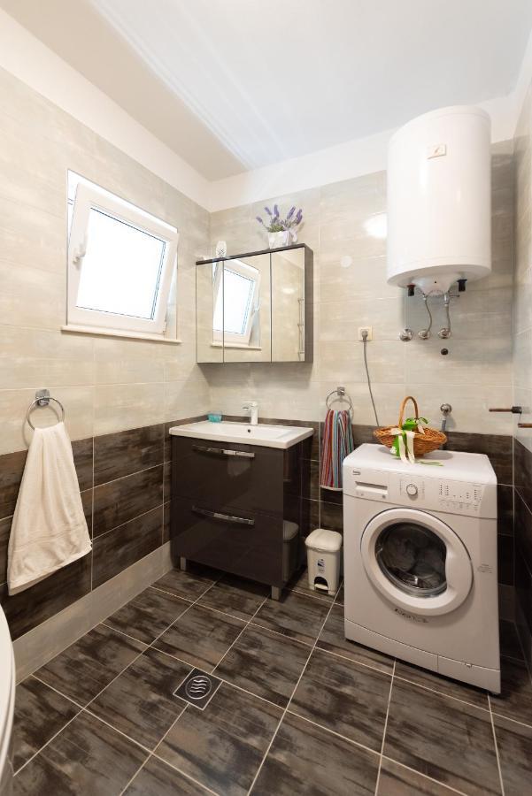 Luxury Apartment With Garden Jacuzzi And Wellness โตรกีร์ ภายนอก รูปภาพ