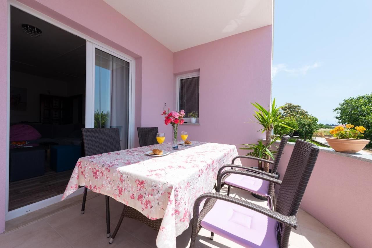 Luxury Apartment With Garden Jacuzzi And Wellness โตรกีร์ ภายนอก รูปภาพ