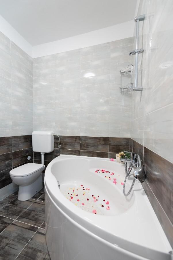 Luxury Apartment With Garden Jacuzzi And Wellness โตรกีร์ ภายนอก รูปภาพ