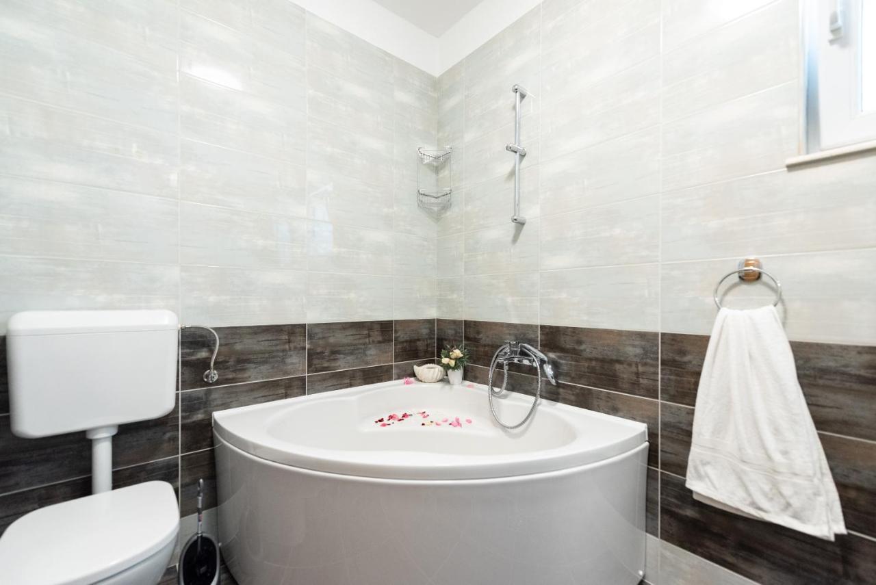 Luxury Apartment With Garden Jacuzzi And Wellness โตรกีร์ ภายนอก รูปภาพ